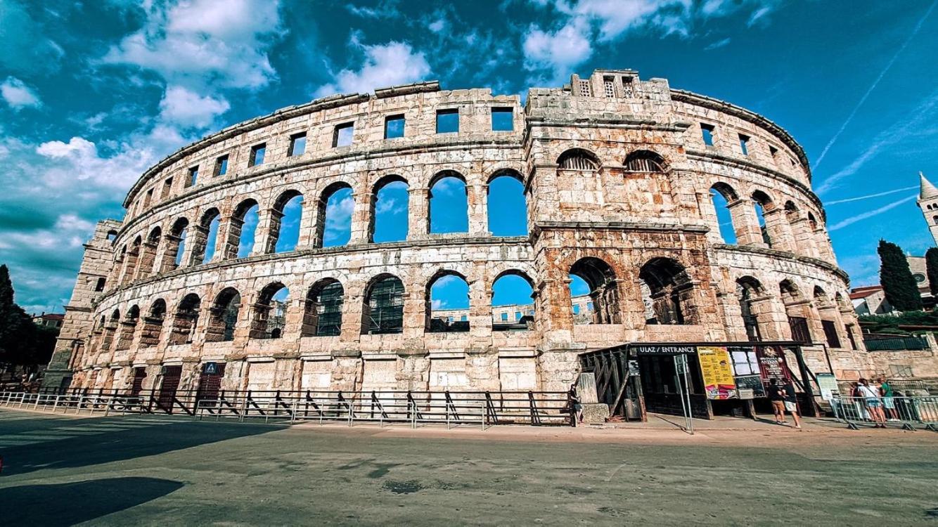 In The Center & Nice & Quiet Pula Luaran gambar